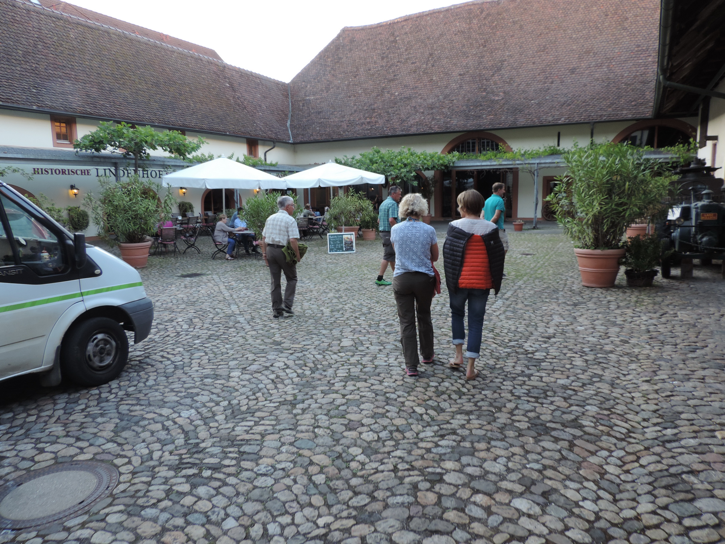 170526160_B_Abendessen im Lindenhof