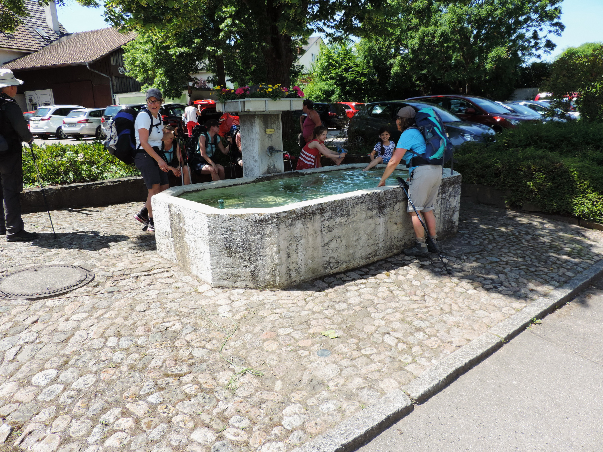 170528073_B_Am Dorfbrunnen bei 30°