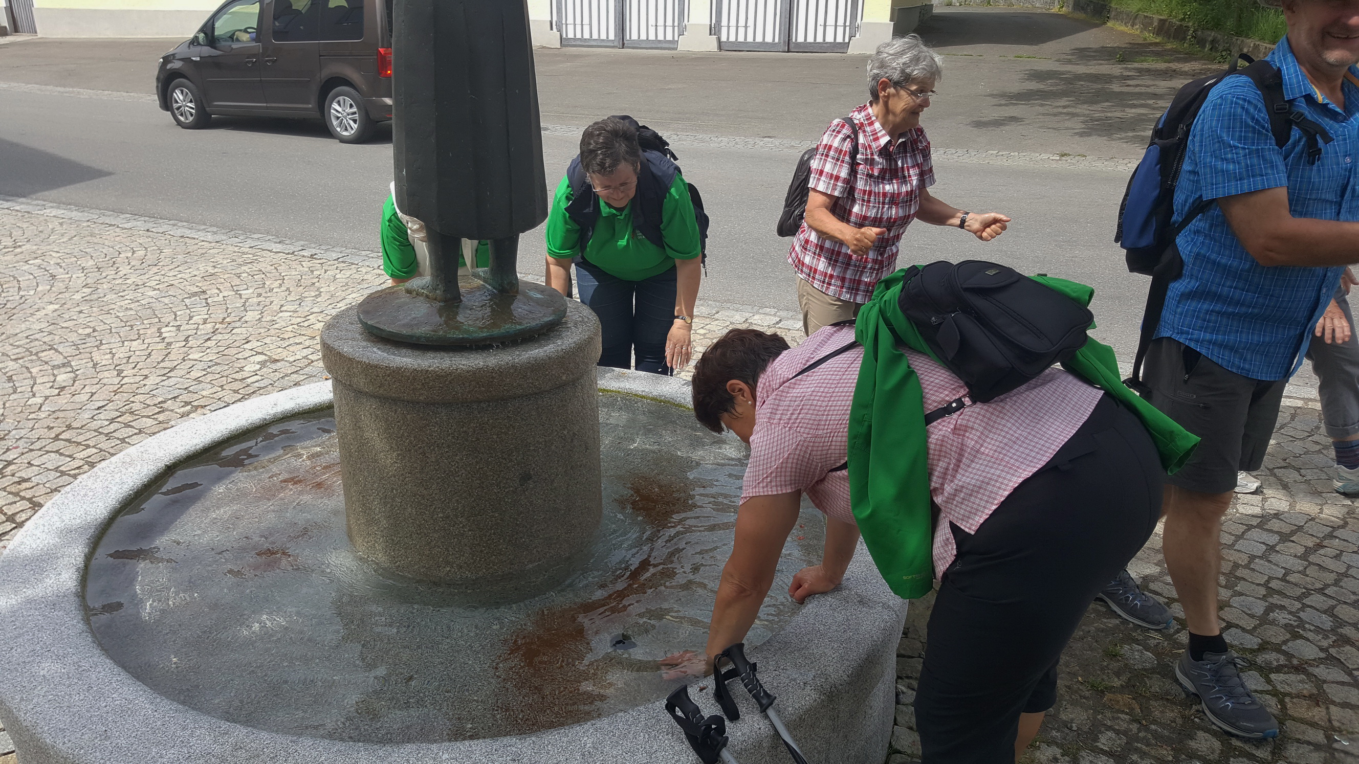 180527024_B_am Brunnen