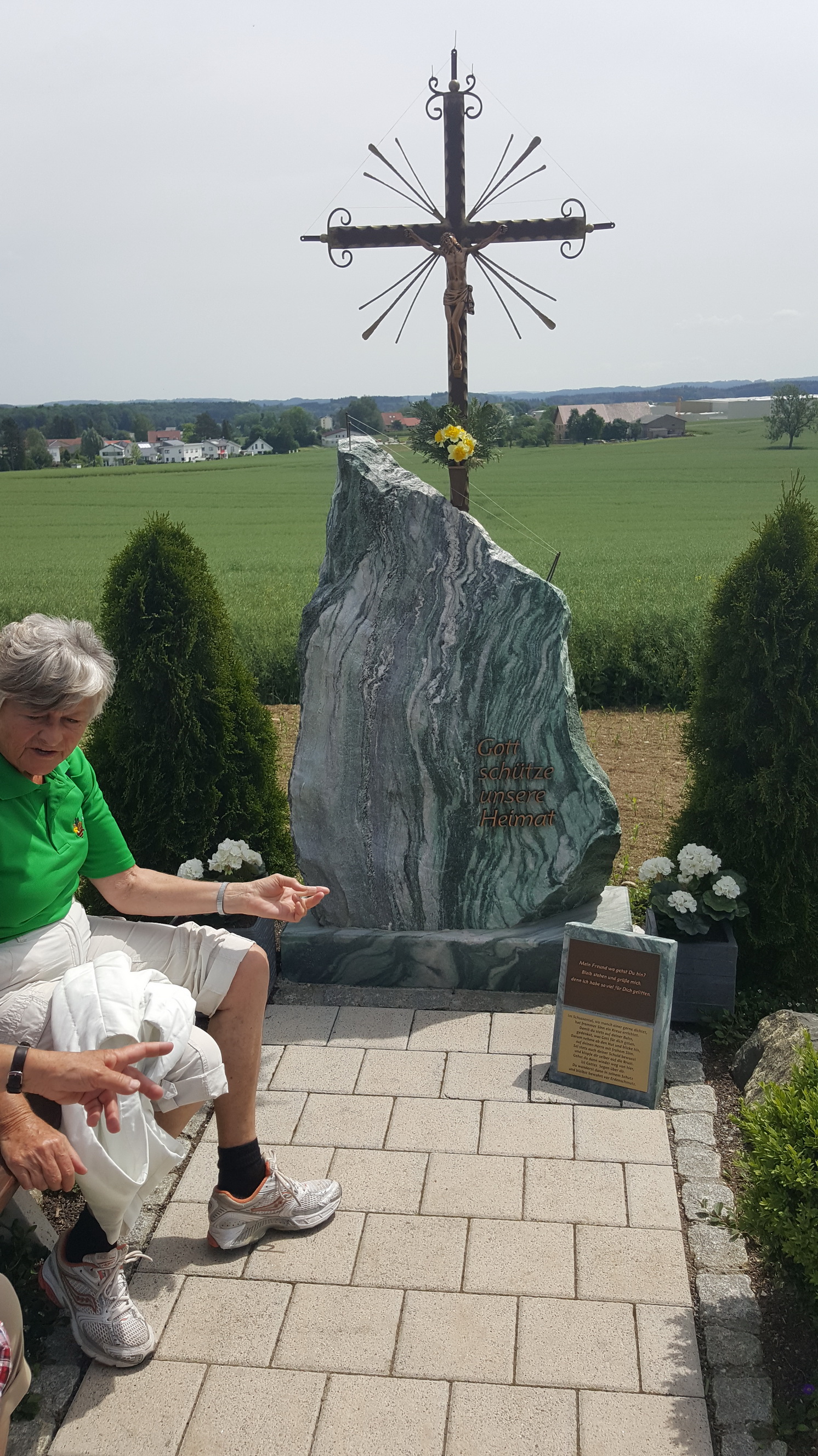 180527038_B_180527036_B_Gedenkstaette nach Bad Schussenried