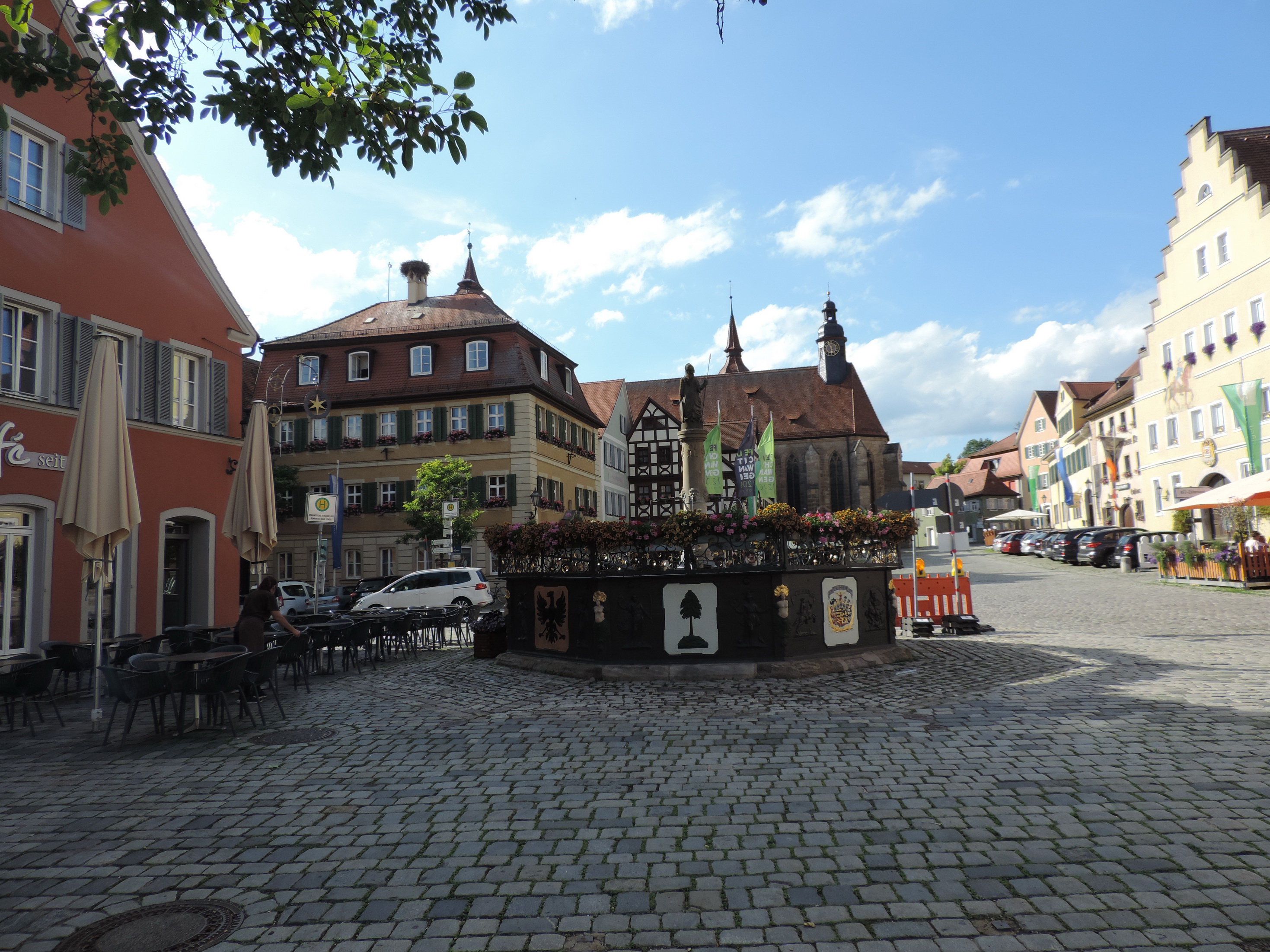 190621161_B_Brunnen und Rathaus